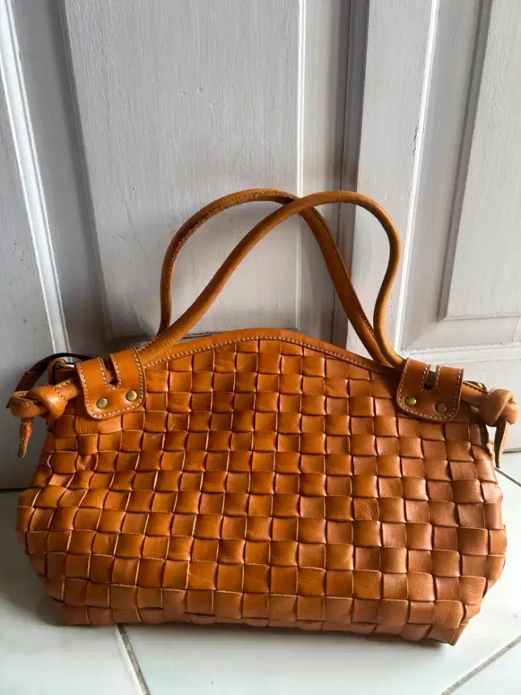 Tas wanita anyaman kulit