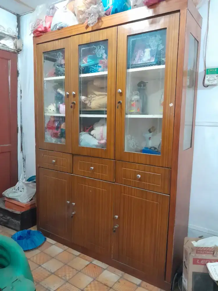 Lemari pajangan kayu 3 pintu