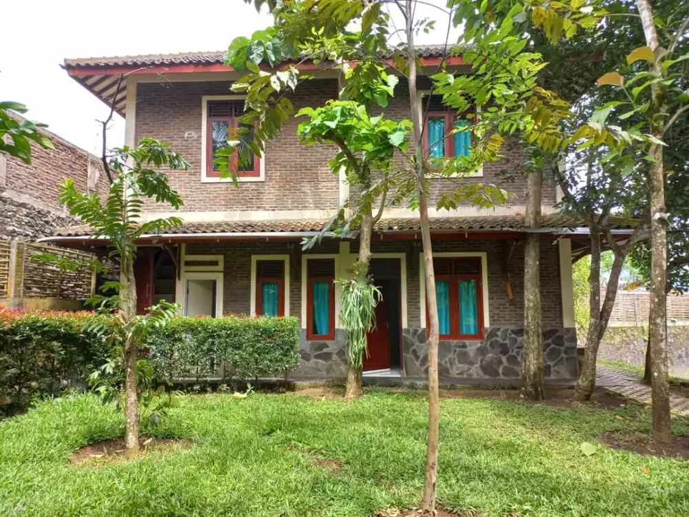 Dijual tanah dan bangunan vila pinggir Jl. Raya Mandalawangi, 21.000 m2, SHM, view gunung, ada sumber mata air