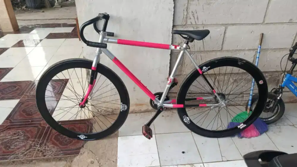 Sepeda fixie UK 700