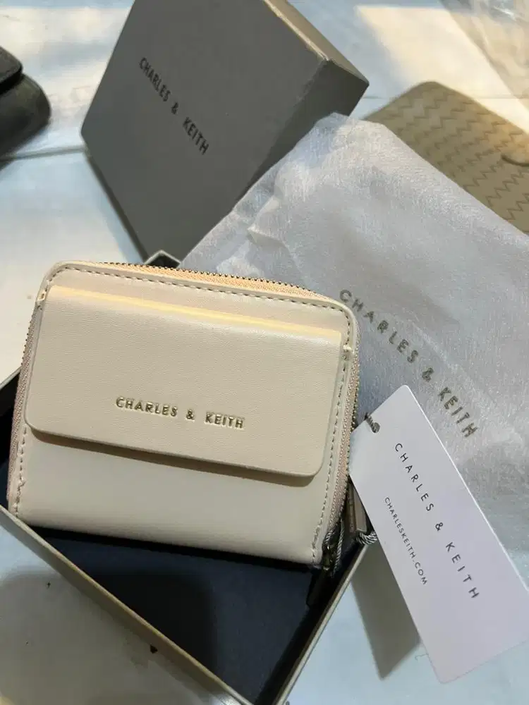 Dompet Charles & Keith pink
