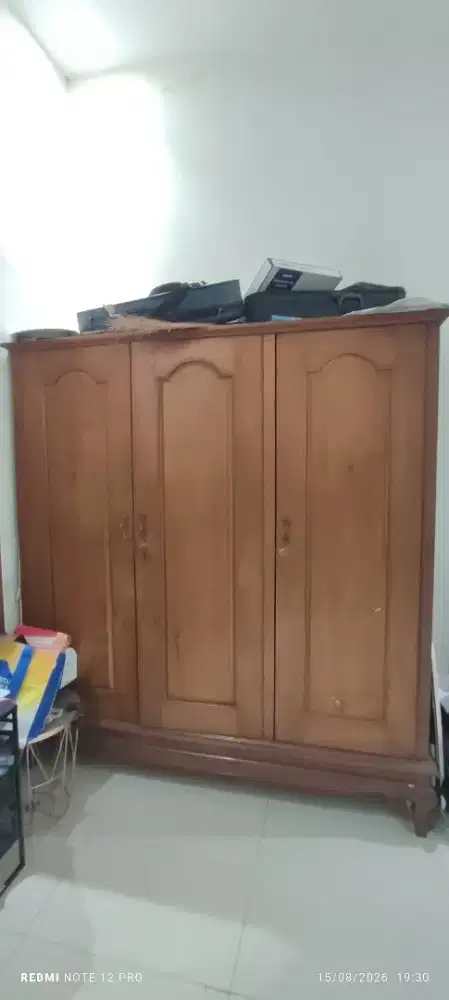 Lemari kayu jadul