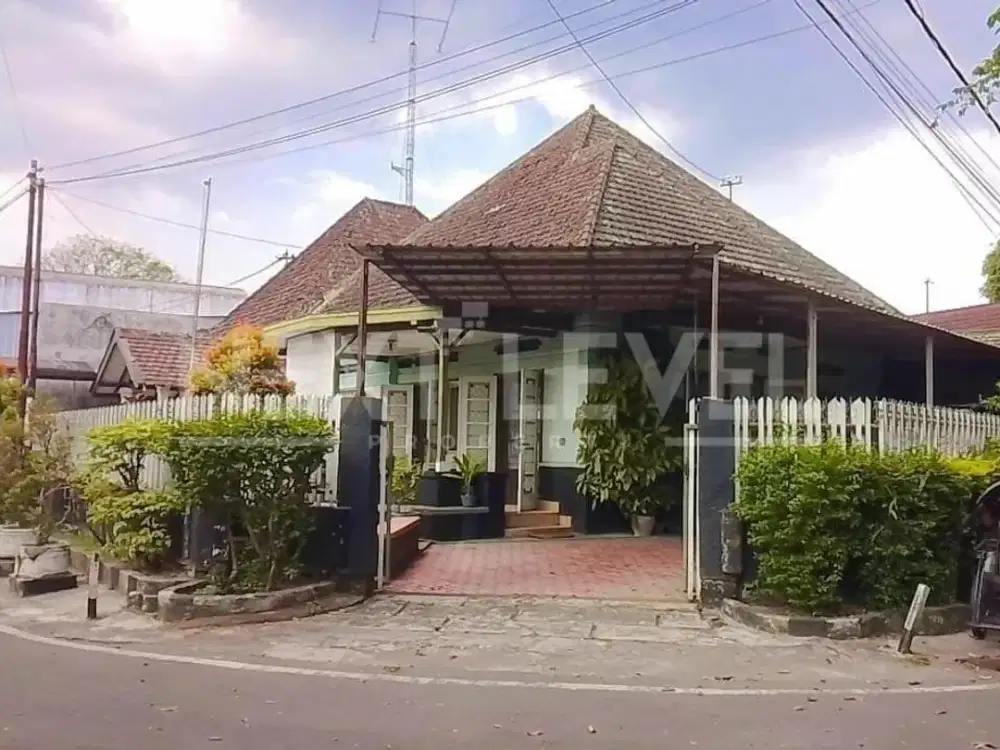 RUMAH STRATEGIS LT 352 M² DI PUSAT KOTA MALANG — SHM, 4+1 KT, CARPORT LUAS & STRATEGIS DI KASIN, KLOJEN, KOTA MALANG 3 MOBIL