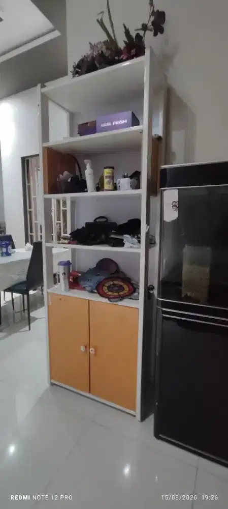 Lemari pajangan kayu berat