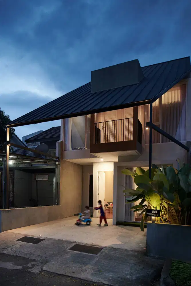 DISEWAKAN RUMAH 2 LANTAI FURNISHED – CHERRY FIELD CRYSTALINA