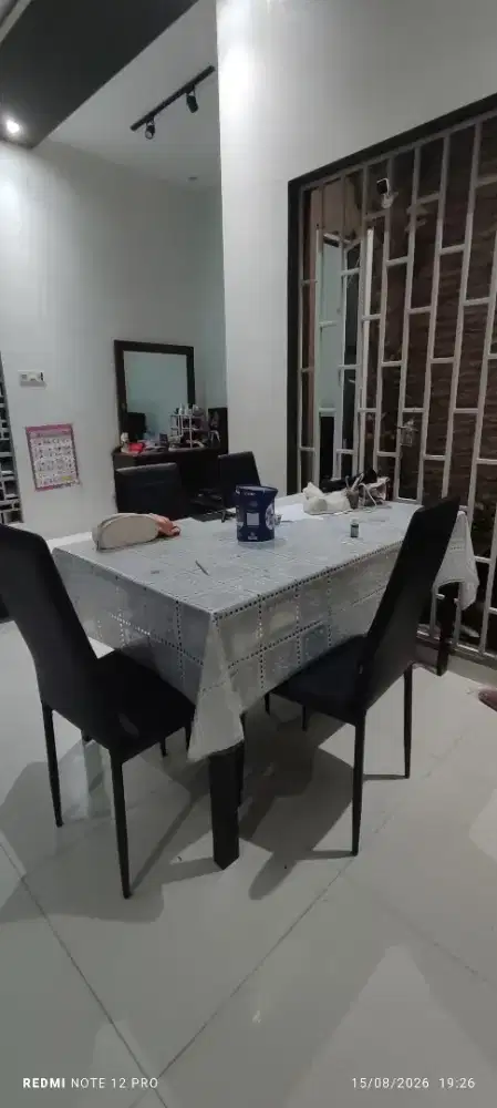 Meja makan informa