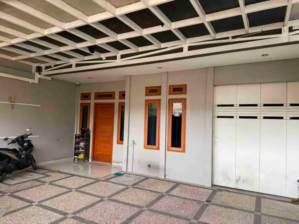 Jual Rumah Jl Aksan Bandung Rp5,5 M – 2 Lantai, 4 KT, SHM, Parkir 4 Mobil