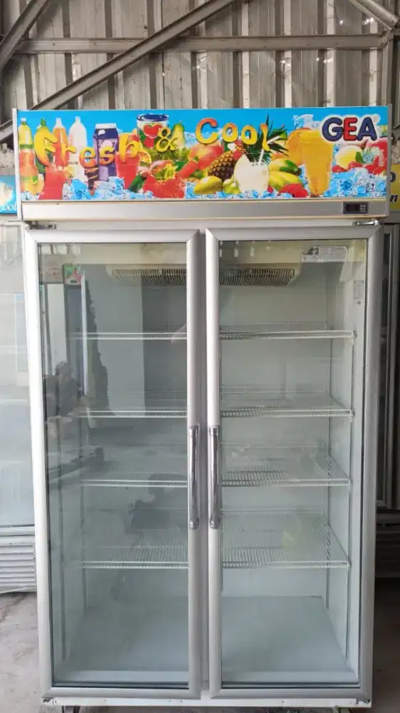Showecase 2 pintu merk gea