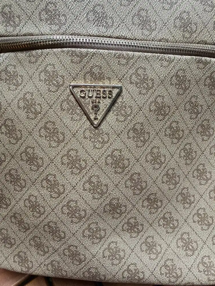 Tas gendong guess