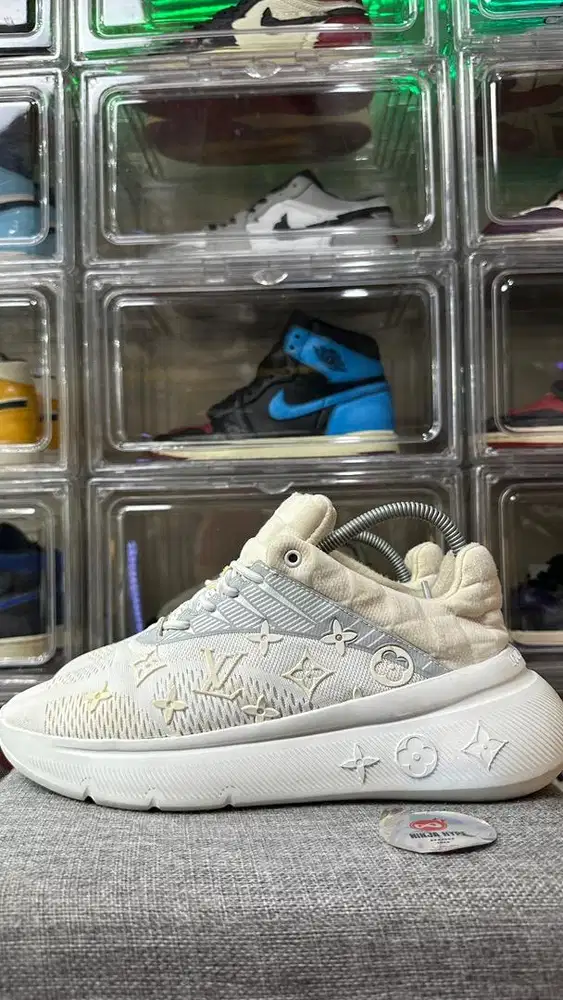 LOUIS VUITTON SHOW UP WHITE GREY MONOGRAM