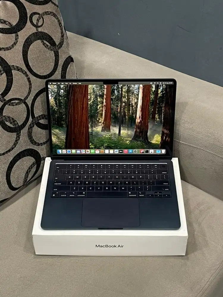 Macbook Air M2 13” 16/256GB Midnight ex iBox garansi on Oktober 2026