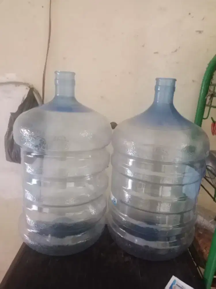 Galon kosong merek aqua