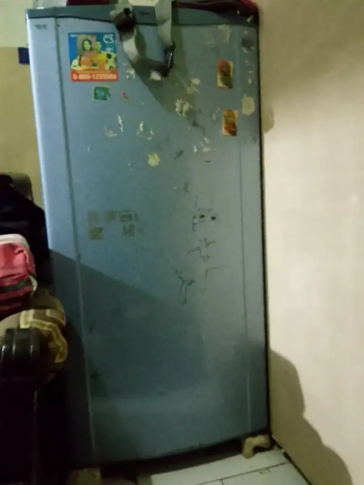 Dijual lemari es merk Sharp satu pintu