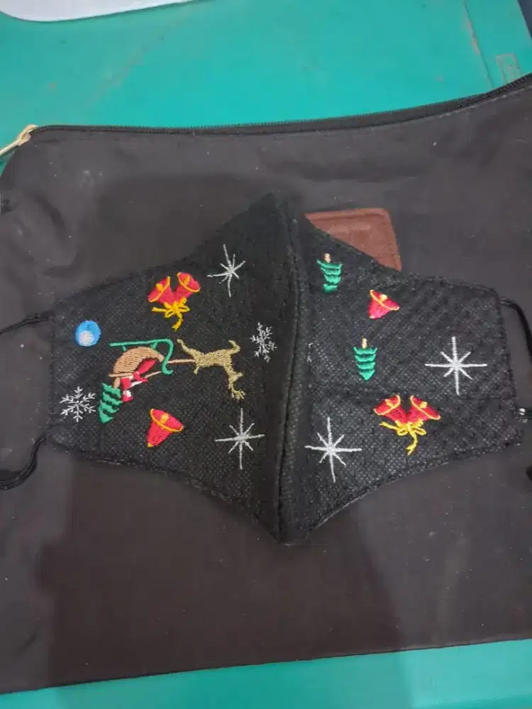 Masker dengan gambar
Motif Natal warma hitam
Limited edition
Barang te