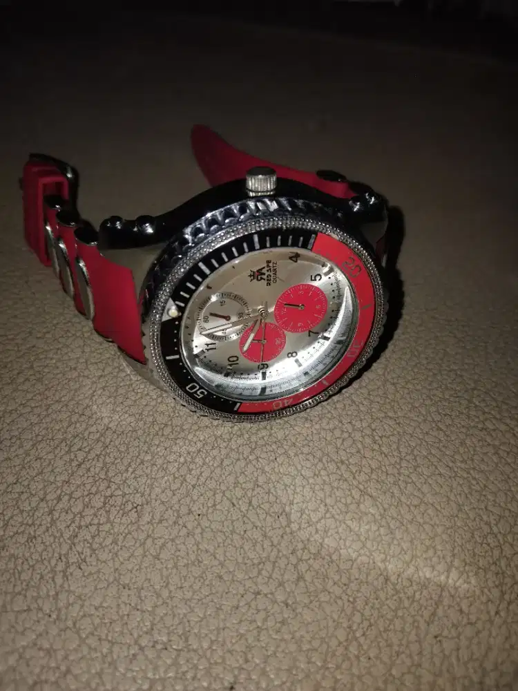 Jam tangan red ape masih berfungsi dengan sangat baik dan bisa di nego