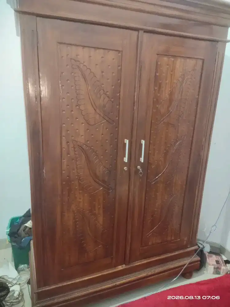 Lemari pakaian jati