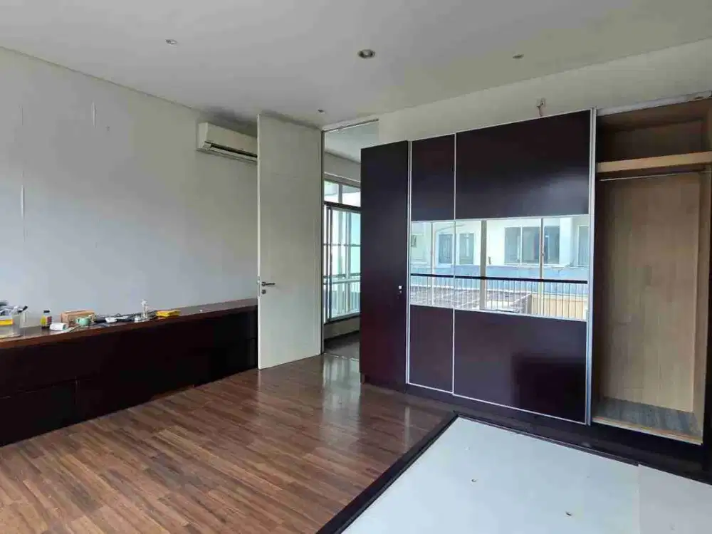 Wiyung, Royal Residence, Luar Cluster
