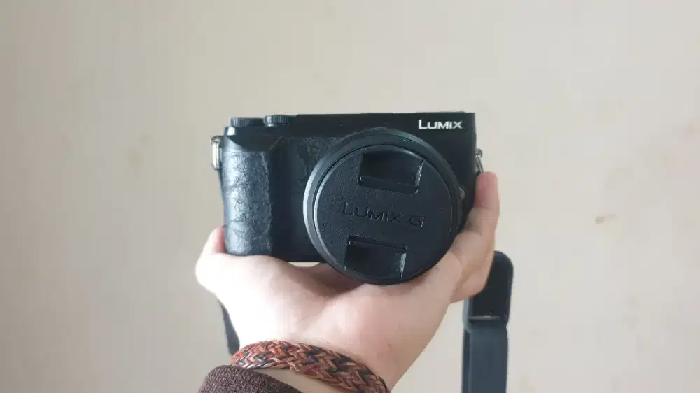 Lumix GX 85 + Lensa Fix 1.8 25mm Lumix + Lensa Standar