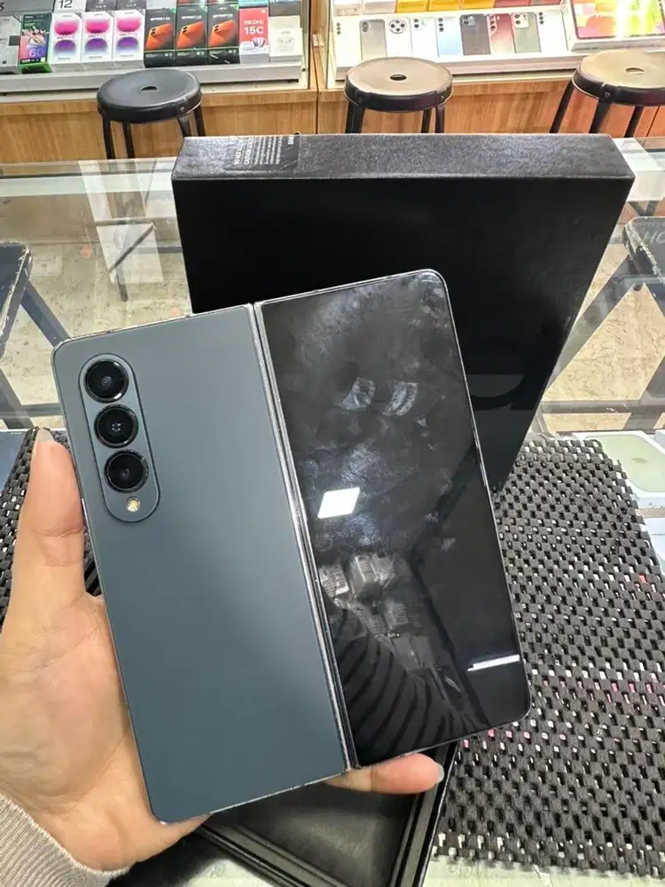 Samsung Z Fold 4 12/256GB Ex Garansi Resmi Sein Kurang Mulus dikit