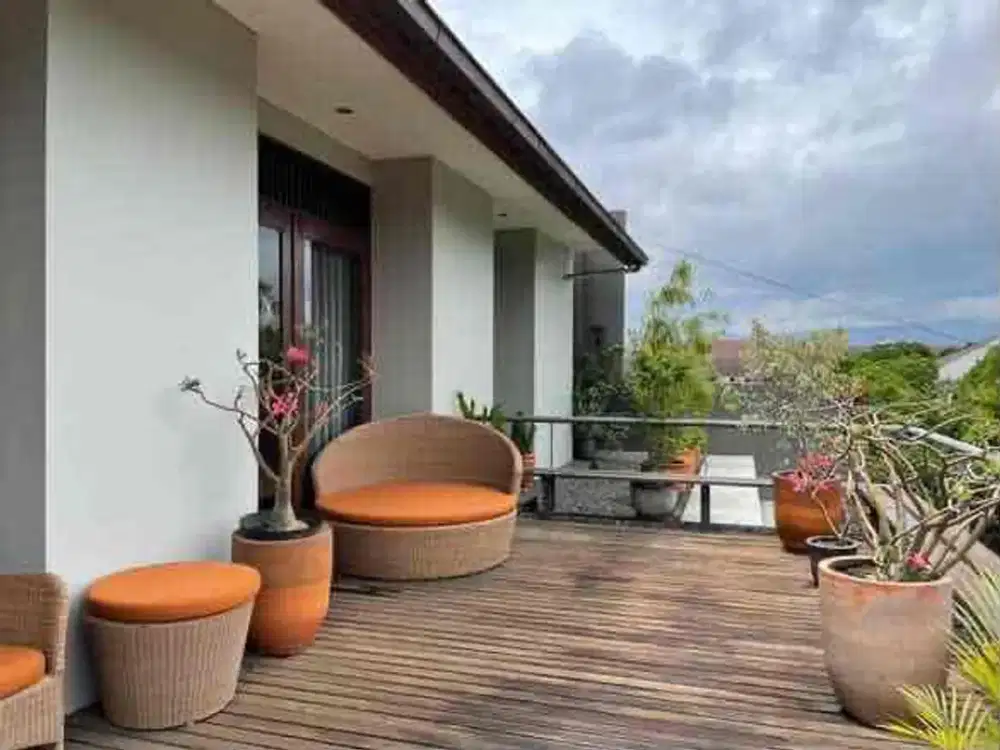 Jual Rumah Tropical Modern 3 Lantai di Batununggal Bandung