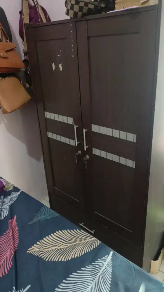 Lemari Pakaian dua pintu