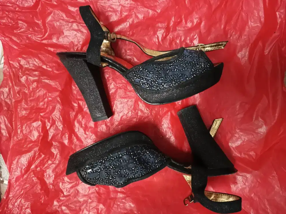 Sepatu high heels dan wedges