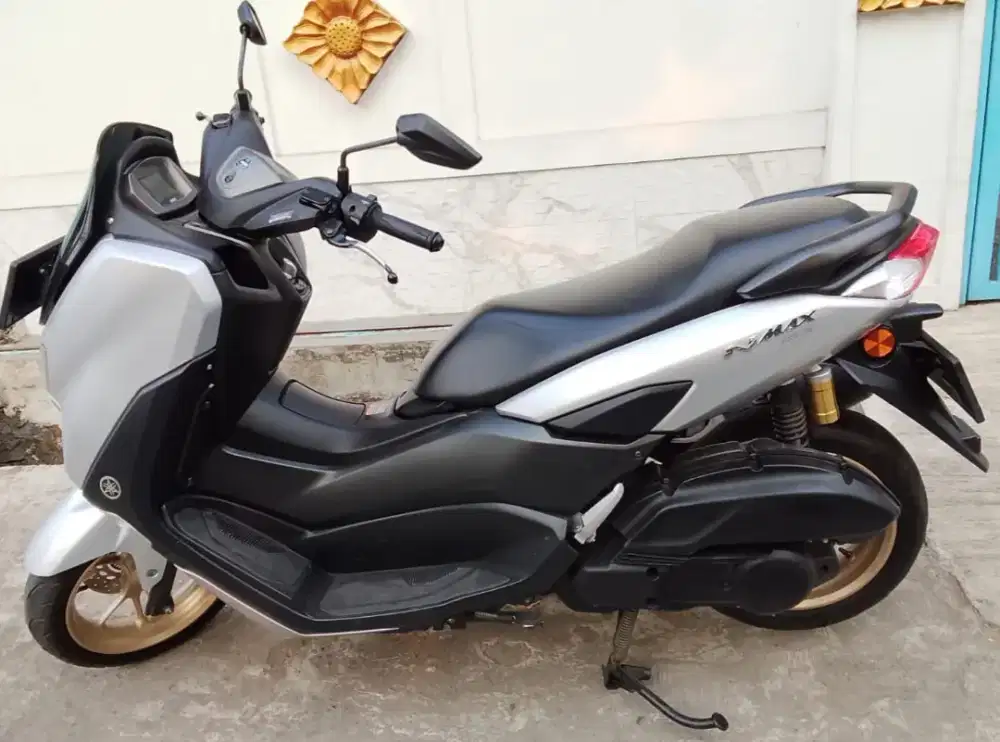 N-Max warna perak tahun 2022