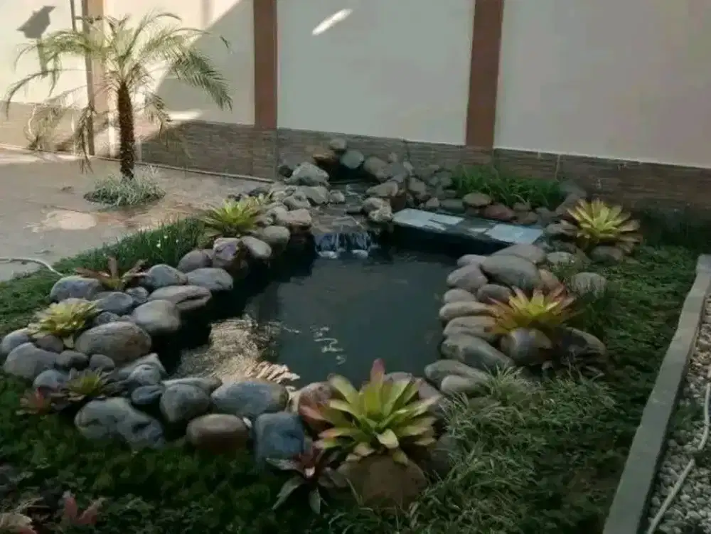 Kolam dan taman hijau minimalis