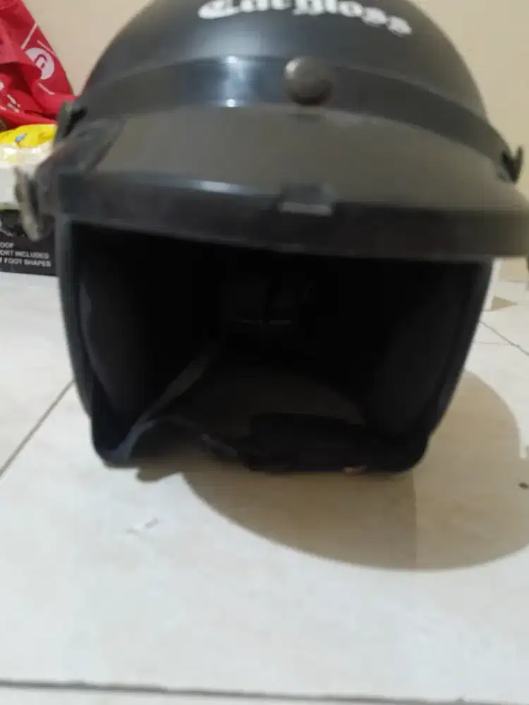Helm carglos hitam