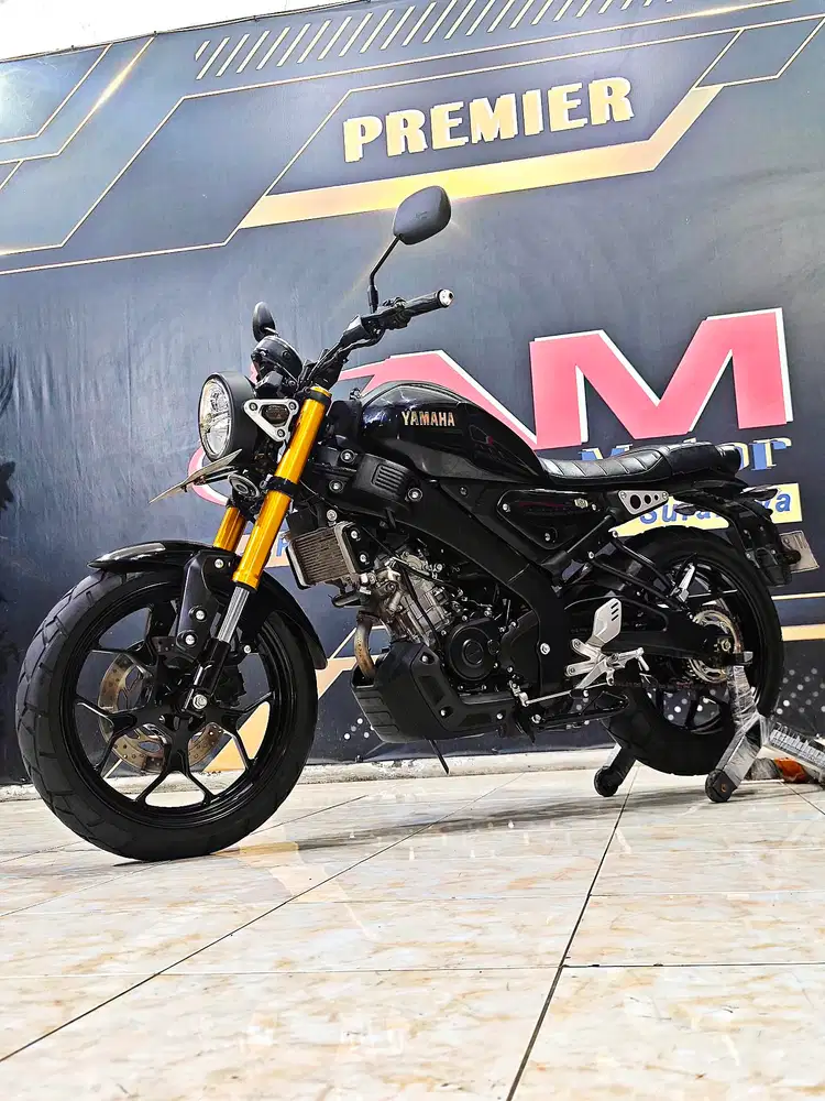 Yamaha XSR155cc black Glossy Km.8rb mulus gold. Anugerah motor rungkut
