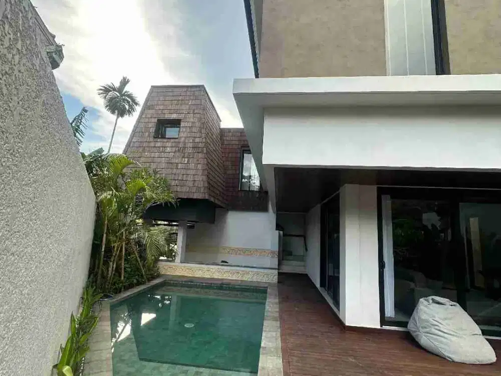 VILLA 4 BR CUMA 5 MENIT KE FINNS BEACH CLUB DAN KE PANTAI DI BATUBOLONG