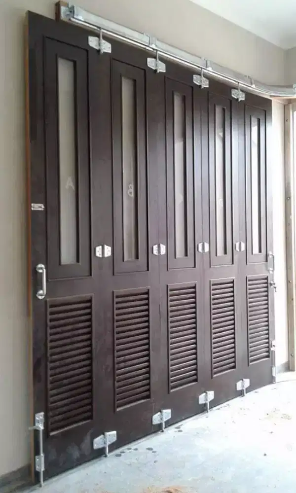 Pintu garasi kayu