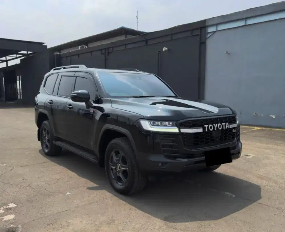 Toyota Land Cruiser GR300 Sport 4×4 NIK 2024 Pakai 2025 KM 4rb Black