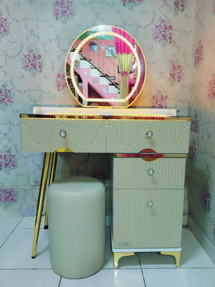 Meja Rias wanita