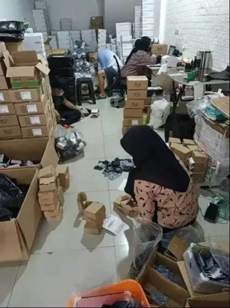 ada MESS CEWE Staff Admin Komputer Gudang Toko Online Store Loker Shop