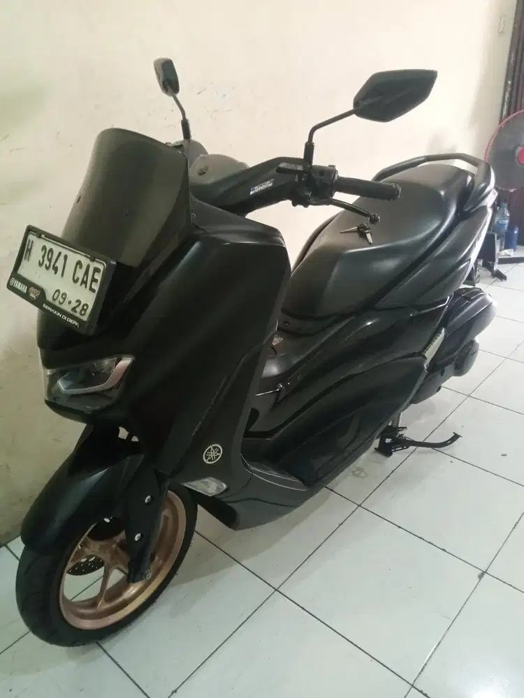 Yamaha N max 2023 hitam