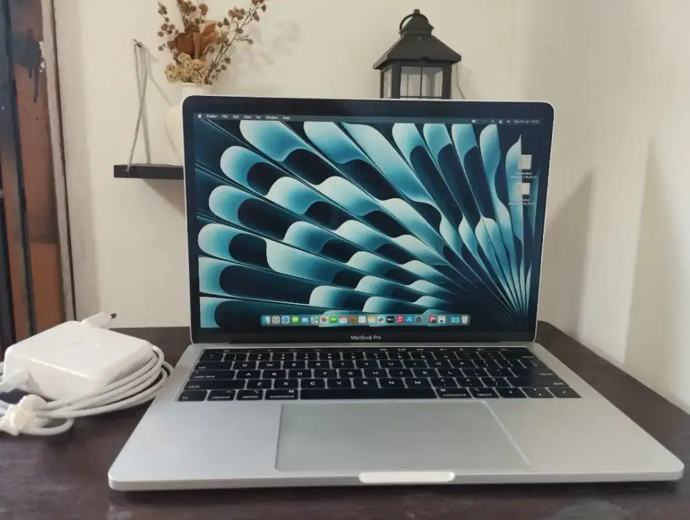 Apple. Macbook pro 2019 13 inch MEMORY 8GB SSD 256GB  Mulus
