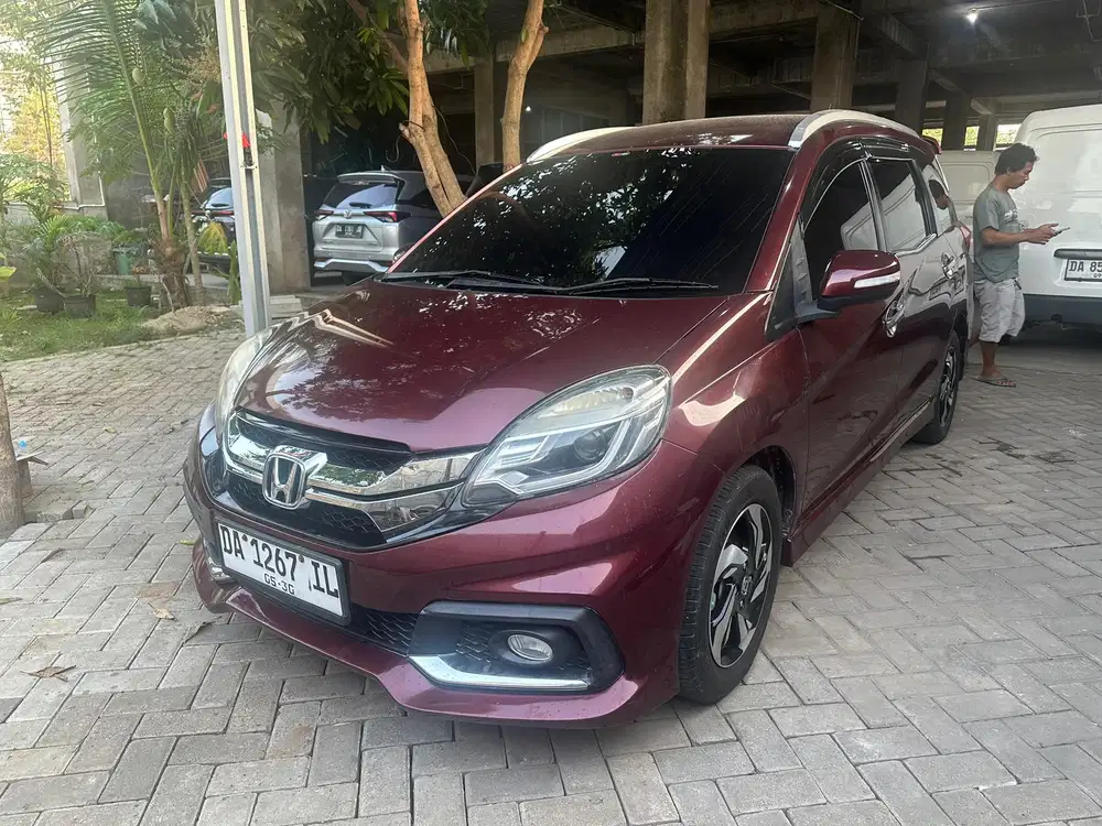 MOBILIO RS 2015 AT MERAH