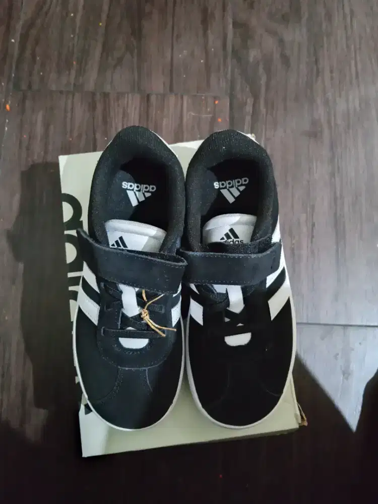Jual murah sepatu anak masih baru merk Adidas