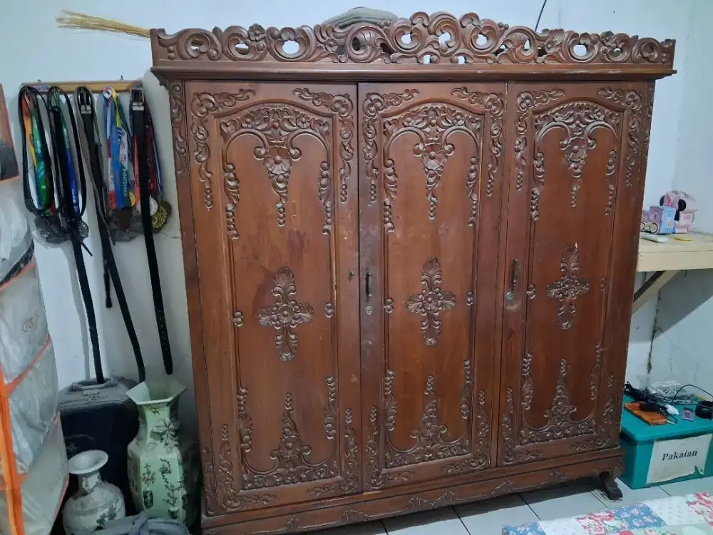 Lemari Pakaian Kayu Jati