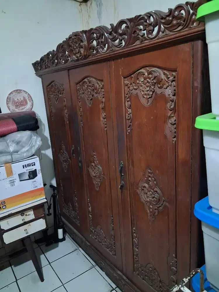 Lemari Pakaian Kayu Jati