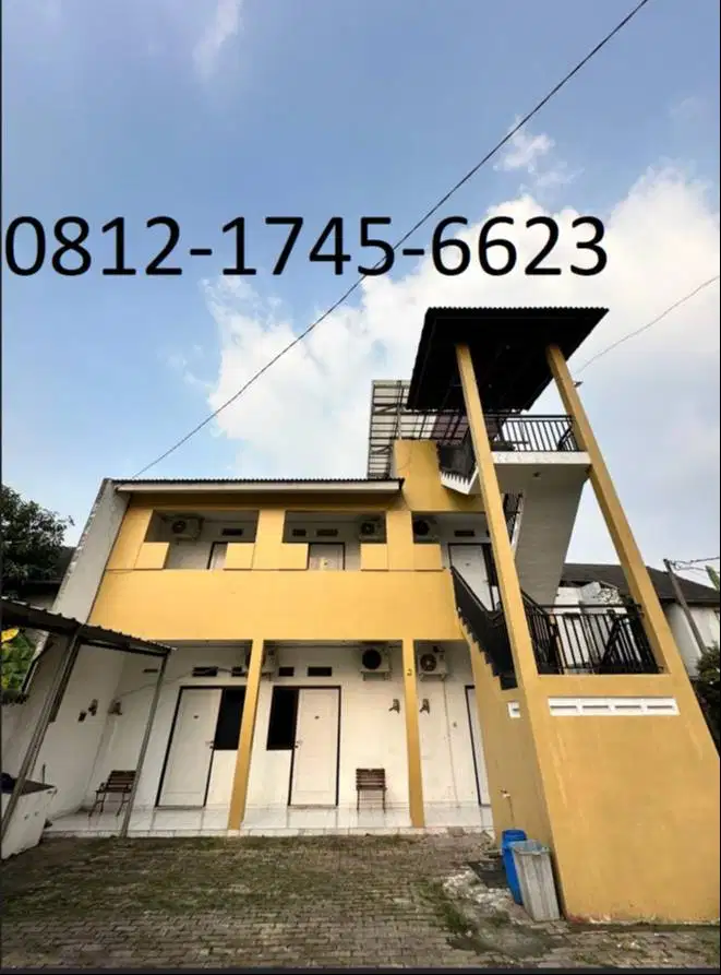 Kost Nyaman Bebas Banjir di Bekasi ada parkir mobil