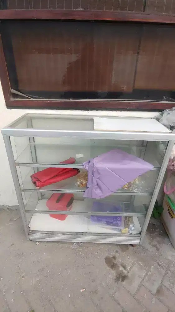 Lemari kaca etalase