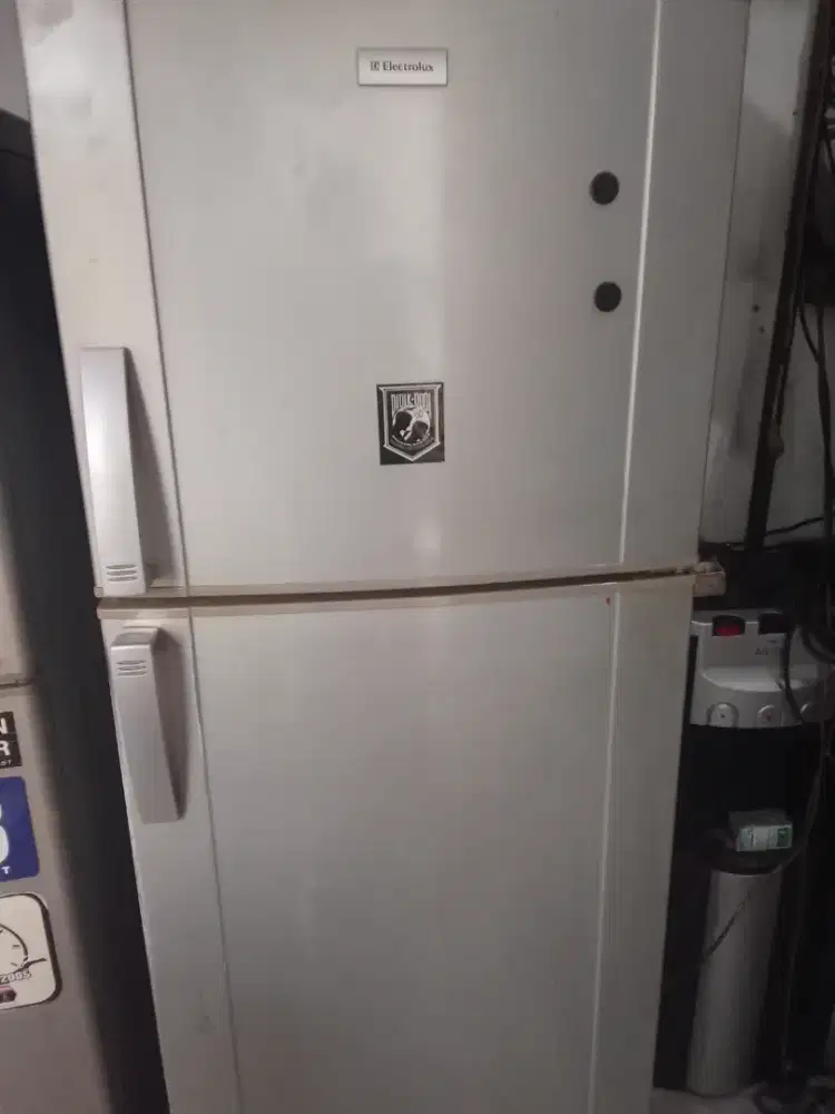 Dijual kulkas merek electrolux normal tinggal pake