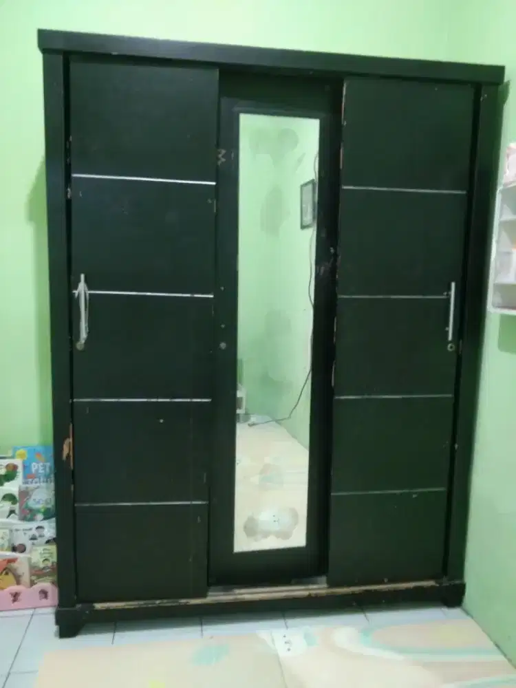 lemari kayu kaca