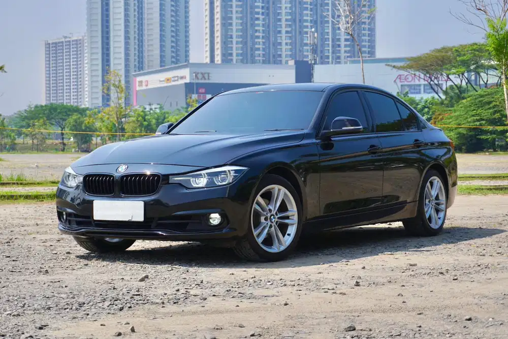 BMW 320i Sport Shadow Individual B48 2019/2020 Hitam Murah Terawat