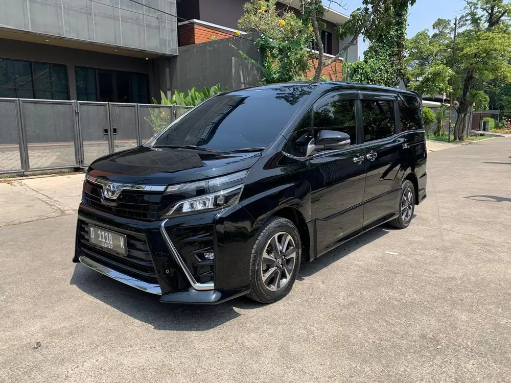 JUAL VOXY 2.0 ( AT/MATIC ) 2018/2017