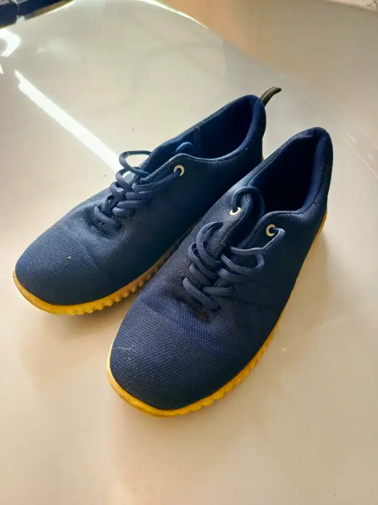 Sepatu ukuran 43