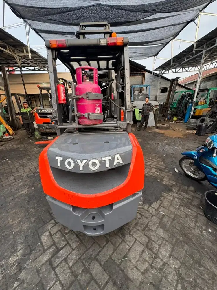 TOYOTA 3 TON BAHAN BAKAR GAS MAST 4,5 METER GASOLINE BERGARANSI MESIN