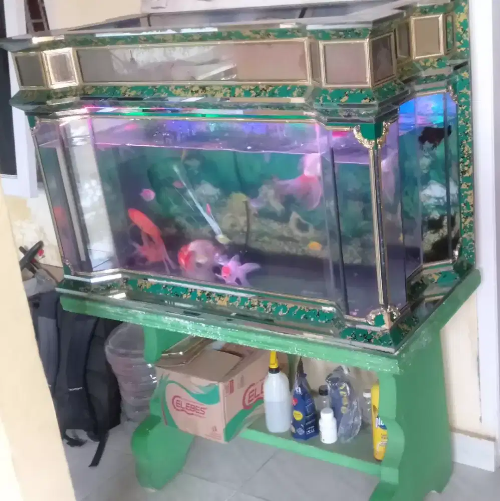 Jual AQUARIUM bekas besar panjang 1 m tinggix dgn kakix sekitar 1,5 m